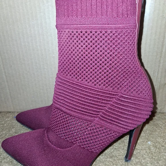 Stylish Knit Ankle Boots in Burgundy - Picture 2 of 2